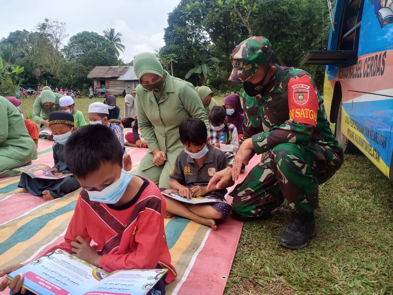 Dantasgas TMMD Ke-112 Kodim HST Meninjau Perpustakaan Keliling