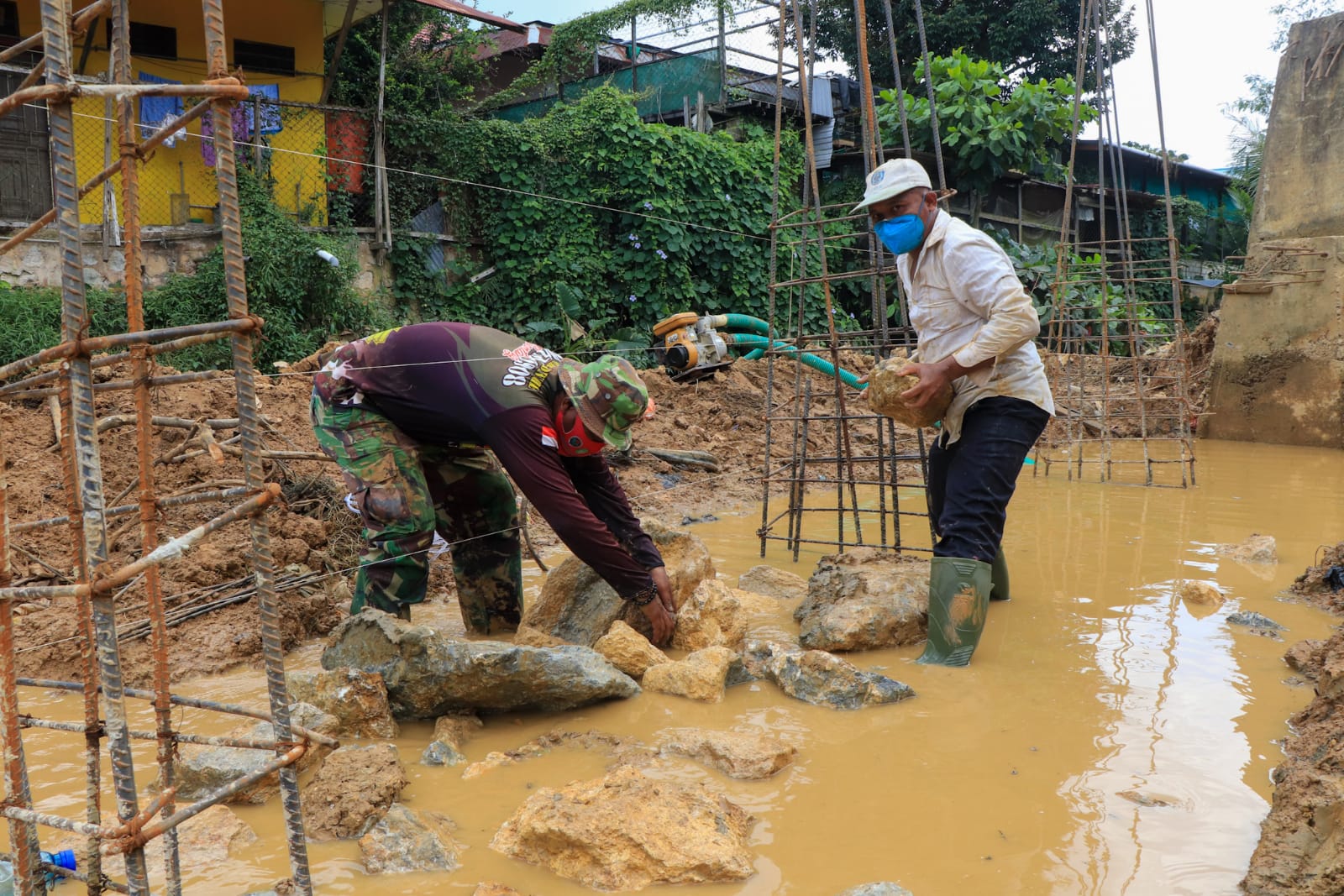 Semangat Gotong Royong TNI dan Warga di Lokasi Pembuatan Turap Sungai, Dalam Rangka TMMD Ke 112 Kodim 0908/Bontang