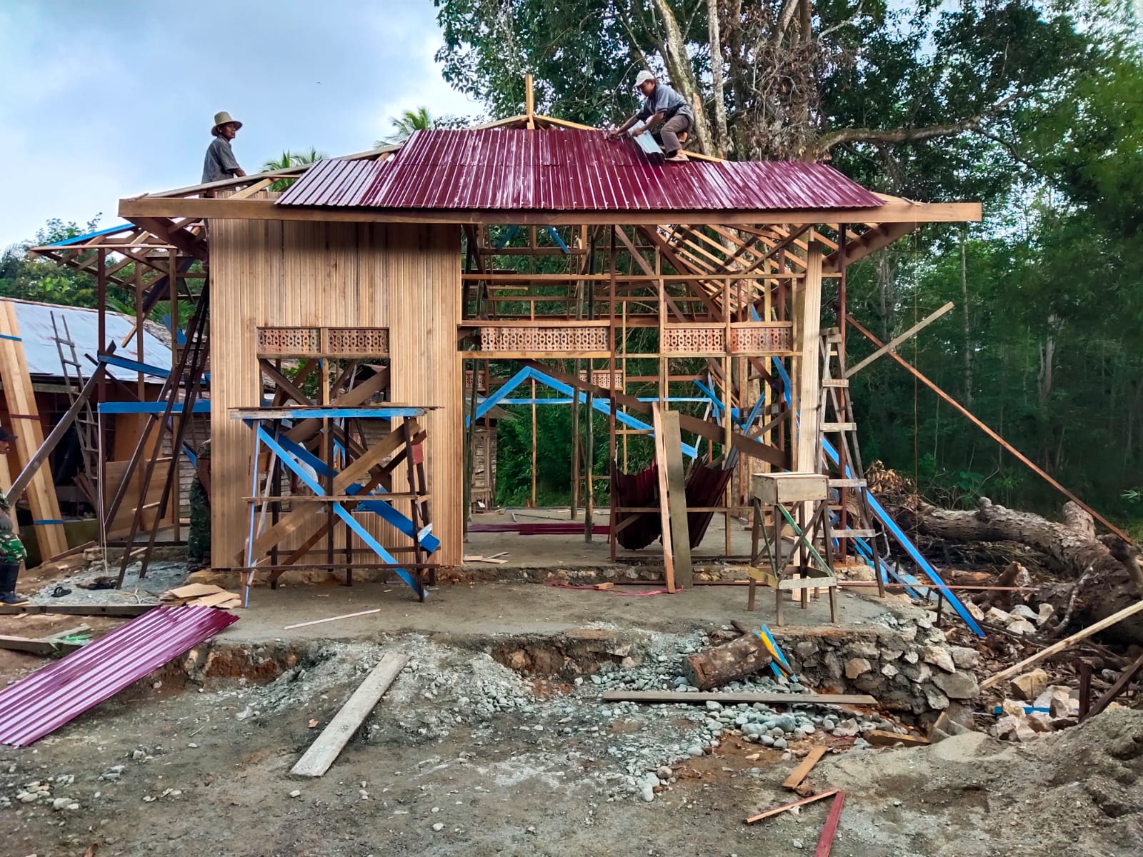 Perenovasian Musholla Noor Iman, Satgas TMMD Kodim HST Pasang Atap