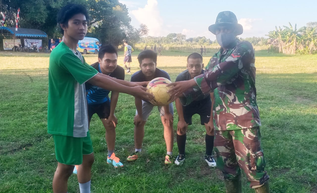 Bantuan Alat Olahraga dari Satgas TMMD Kodim HST Kepada PS. Bina Muda