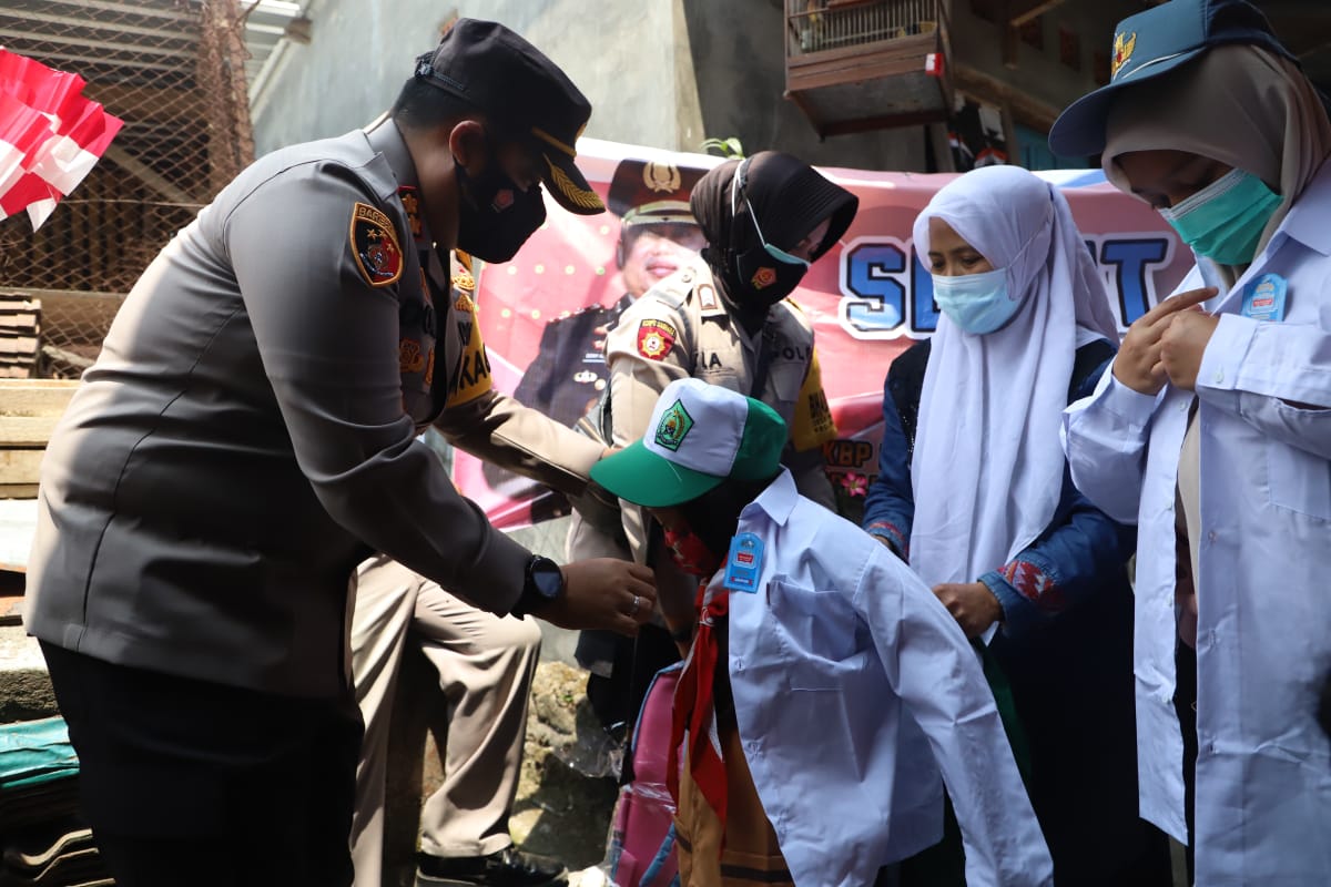 280 Pelajar Korban Covid-19 di Mojokerto Dapat Seragam Sekolah Gratis, 2 Jadi Anak Asuh