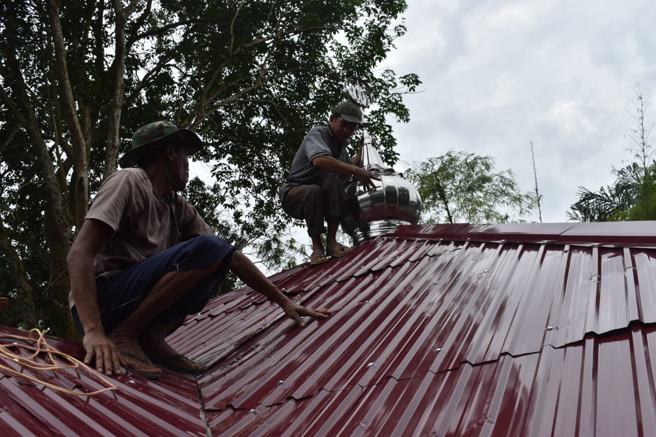 Satgas TMMD Pasang Petaka Mushola Noor Imam