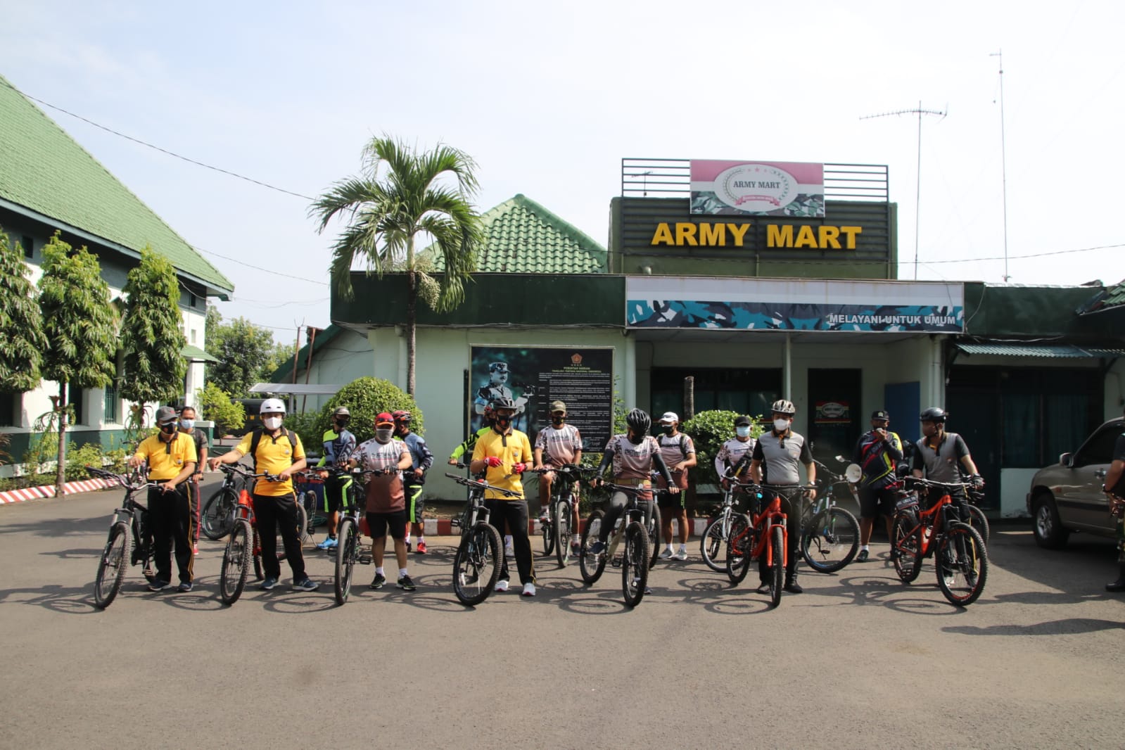 Kapolres dan Dandim Nganjuk Gowes Bareng Sebar Masker