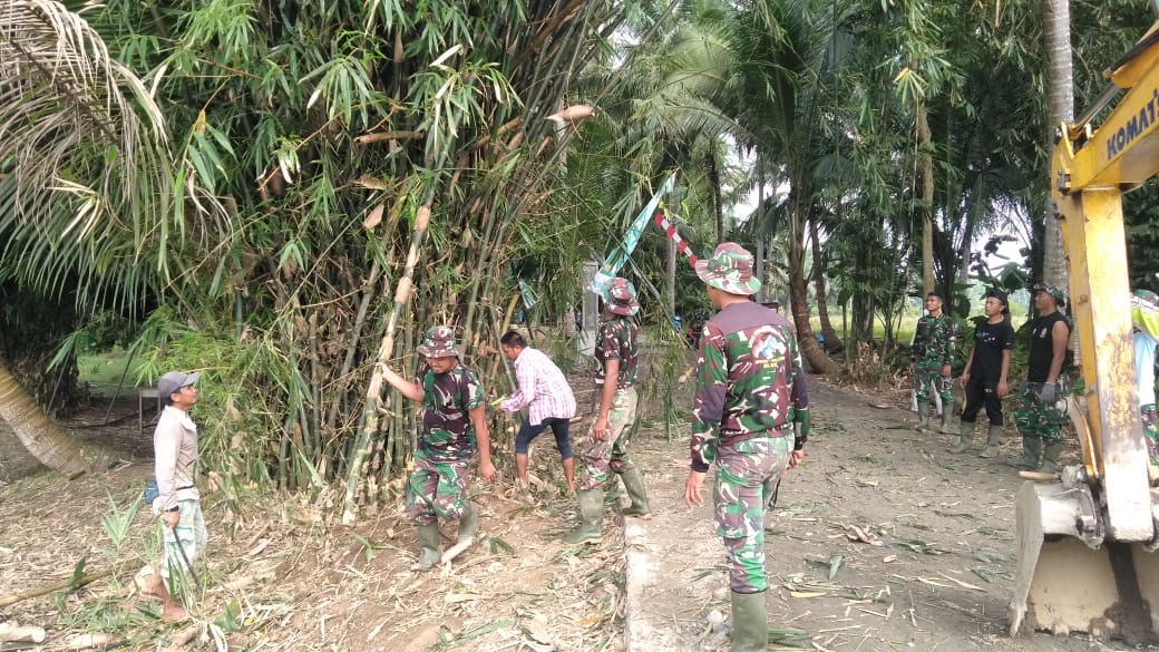 Manunggal dengan Rakyat, Satgas TMMD Bersama Warga Siapkan Penutupan TMMD Ke-112 HST