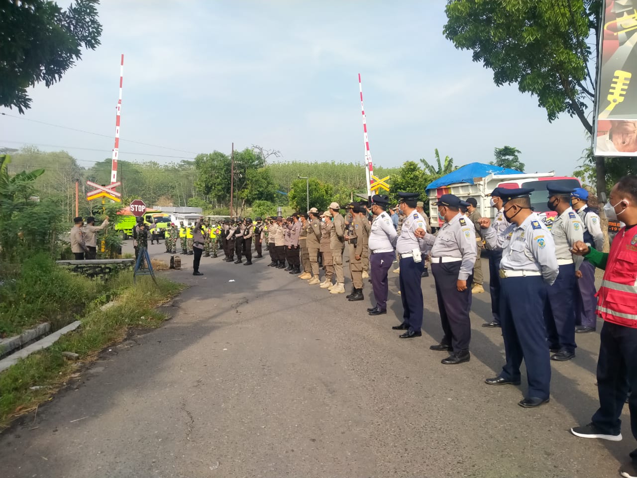 Antisipasi Massa PSHT ke Madiun Aparat Keamanan Nganjuk Lakukan Penyekatan di Wilangan – Madiun