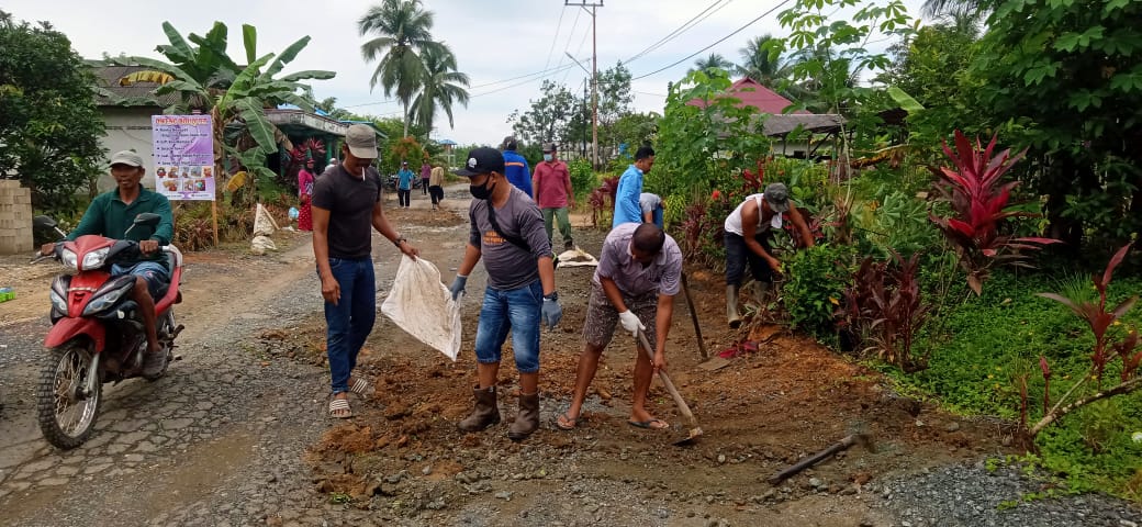 Kades Sumber Baru Bersama Warga Gotong Royong Perbaiki Jalan Desa