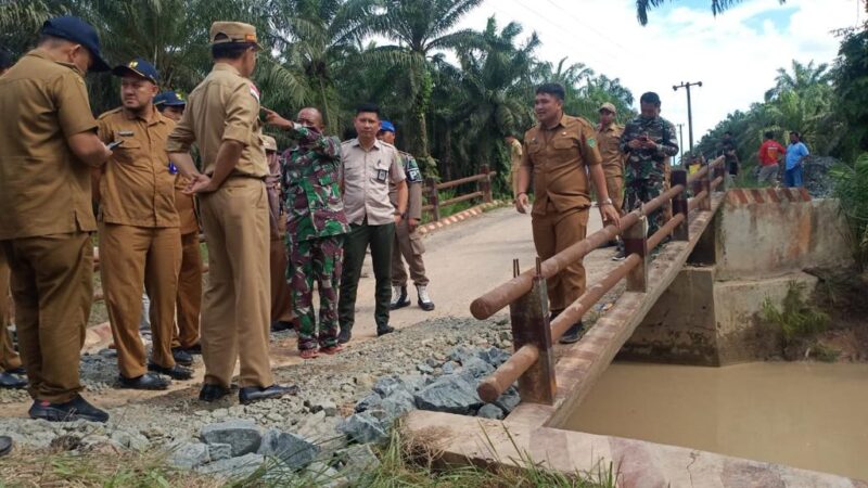 Sekda Tanbu Tinjau Lokasi Jembatan Yang Ambruk Di Desa Banjarsari