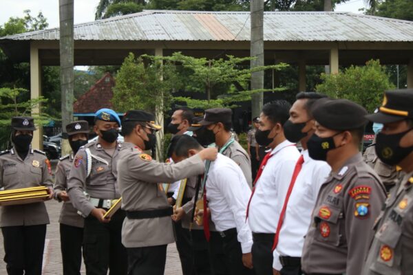 Kapolres Nganjuk Beri Penghargaan kepada Anggota Berprestasi di Tingkat Polres dan Polda Jawa Timur