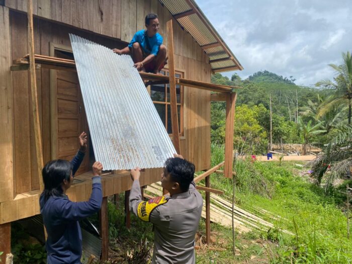 Wujud Peduli Masyarakat, Bhabinkamtibmas Polsek Mantewe Bantu Bedah Rumah Warga