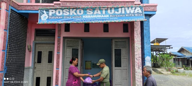 Melalui Posko Satu Jiwa, Babinsa Kodim 1022/Tnb Ini Amalkan Jumat Berkah Di Wilayahnya