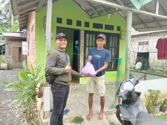 Salurkan Sembako Di Tiga Desa, Posko Satu Jiwa Turut Bantu Warga Yang Rumahnya Tertimpa Pohon