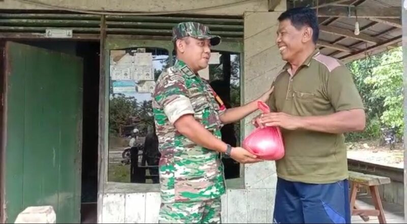 Posko Satu Jiwa Berbagi Lewat Jumat Berkah, Masyarakat Kurang Mampu Terima Paket Sembako