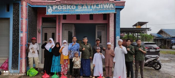 Sasar 106 Penerima, Posko Satu Jiwa Bantu Salurkan Zakat Fitrah Dari Kompi Senapan B Yonif/Bwu