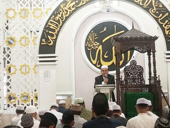 Bupati Zairullah Tunaikan Shalat Id Di Masjid Darul Azhar Bersujud