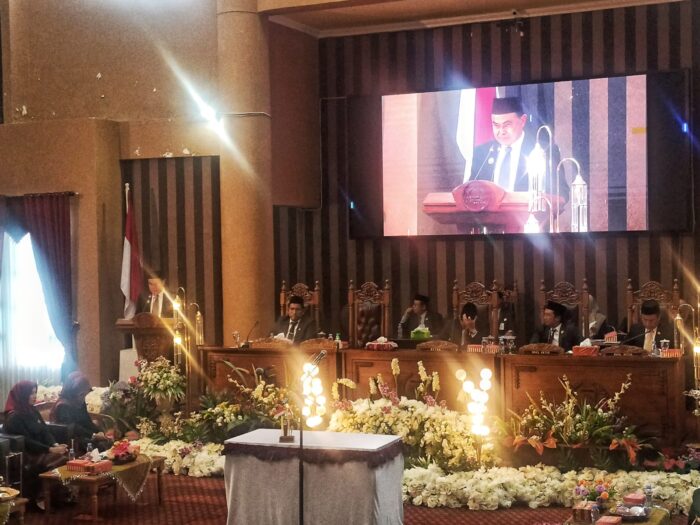 Bupati Tanbu Zairullah Azhar Hadiri Pelantikan PAW Ketua DPRD