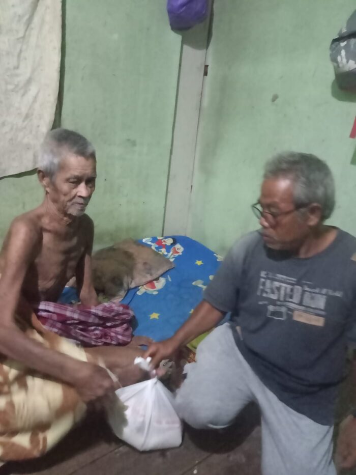 Lansia dan Anak Yatim di Desa Kupang Berkah Jaya Terima Bantuan dari Posko Satu Jiwa