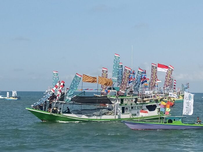 Parade Kapal Hias di Laut Pagatan Warnai Puncak Pesta Mappanre Ri Tasi E