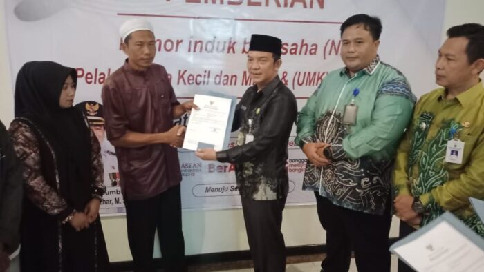 Dorong Pertumbuhan Usaha dan Iklim Investasi, Pelaku Usaha di Tanbu Terima NIB Dari Pemkab