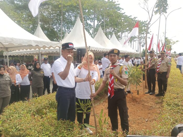 Launching 5.000 Bendera, Sekda Tanbu Ambo Sakka Tekankan Nilai-Nilai Kebangsaan