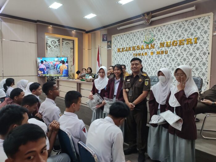 Kajari Tanbu Apresiasi Rasa Ingin Tahu Pelajar SMAN 1 Simpang Empat