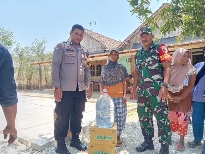 Polres Nganjuk Bersama AKD Lengkong dan Jatikalen Sumbangkan Air Minum Dalam Kemasan untuk Warga Desa Pule