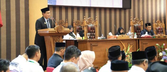 Dalam Rapat Paripurna DPRD Tanbu, Bupati Sampaikan Rencana Anggaran 2024