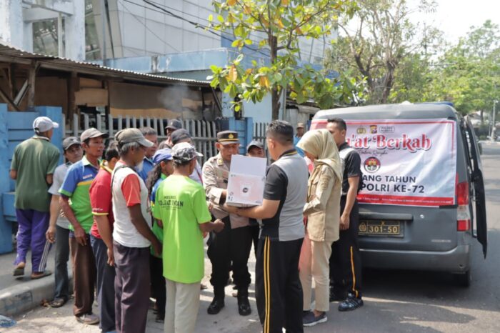 Jumat Berkah : Polres Nganjuk Bagikan Puluhan Bungkus Sarapan Pagi untuk Tukang Becak dan Pedagang Asongan