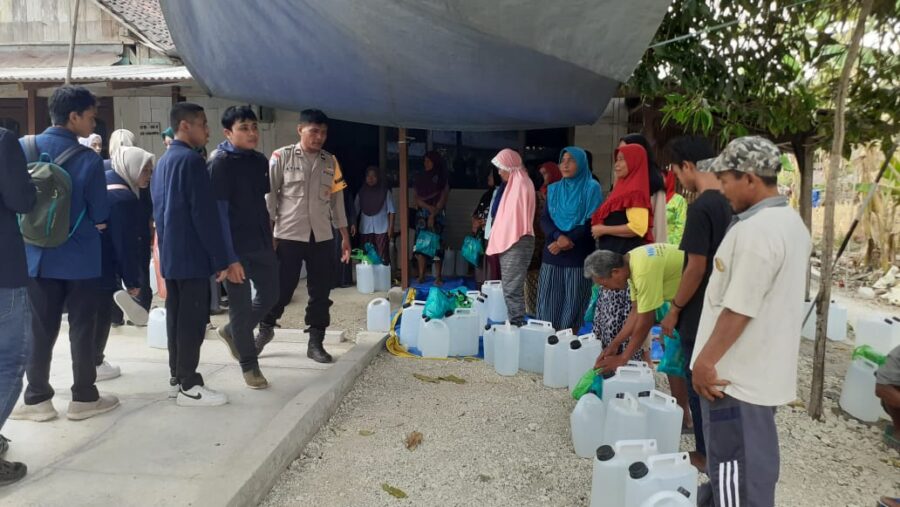 Polsek Jatikalen dan STKIP PGRI Nganjuk Berikan Bantuan Air Minum dan Sembako