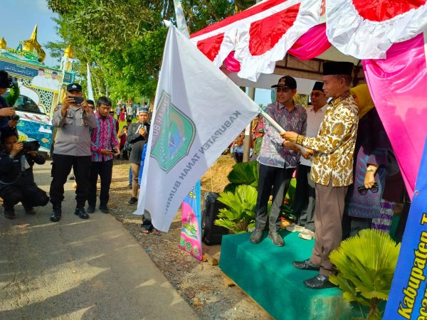 Dilepas Sekda, Pawai Ta’aruf MTQN Ke-XX Tingkat Kab. Tanbu Berlangsung Meriah