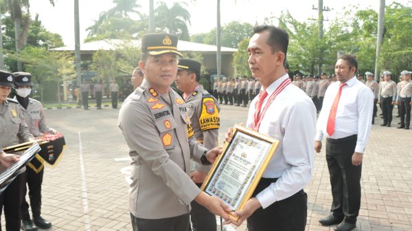 Upacara Kenaikan Pangkat Pengabdian dan Pemberian Penghargaan Anggota Berprestasi di Polres Nganjuk