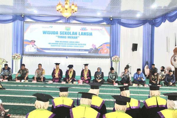 Wujudkan Ketangguhan Usia Tua, Lansia di Tanbu Ikuti Wisuda Sekolah Lansia