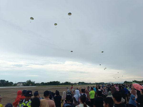 Aksi Terjun Payung Kopassus di Langit Bandara Bersujud Jadi Tontonan Warga