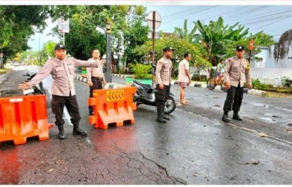 Polsek Loceret Evakuasi Pohon Tumbang di Candirejo, Kapolres Nganjuk Apresiasi Sinergi Warga dan Petugas