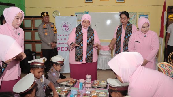 Dukung Gizi Anak, Ketua PYKB Daerah Jatim Berbagi di TK Kemala Bhayangkari Nganjuk