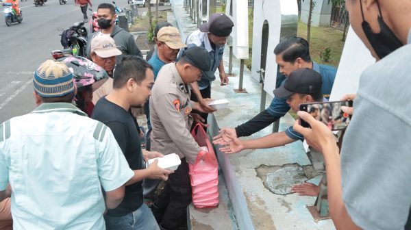 Jumat Berkah, Polres Nganjuk Bersama Awak Media Bagikan Ratusan Takjil di Terminal Anjuk Ladang