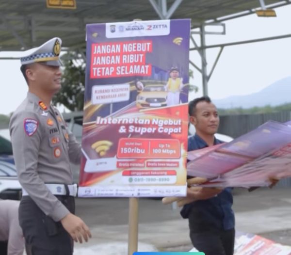 Mudik Aman, Keluarga Nyaman, Polres Nganjuk Pasang Rambu Peringatan dan Imbauan di Jalur Mudik