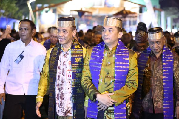Pesona Budaya Mappanre Ri Tasi’e dan Expo Tanah Bumbu 2025 Resmi Dibuka, Bupati Tanbu: Cermin Kearifan Lokal Masyarakat Pesisir