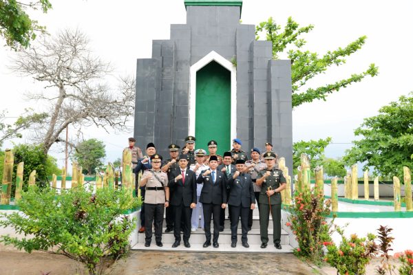 Bupati Tanah Bumbu Ziarah ke Makam Pahlawan