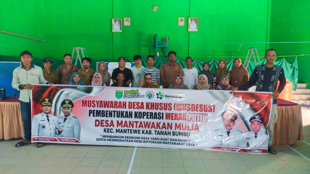 Nampak beberapa orang peserta yang Hadir dalam acara pembentukan Koperasi Desa