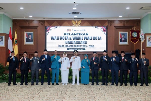 Bupati Andi Rudi Latif Hadiri Pelantikan Walikota dan Wakil Walikota Banjarbaru 2025-2030