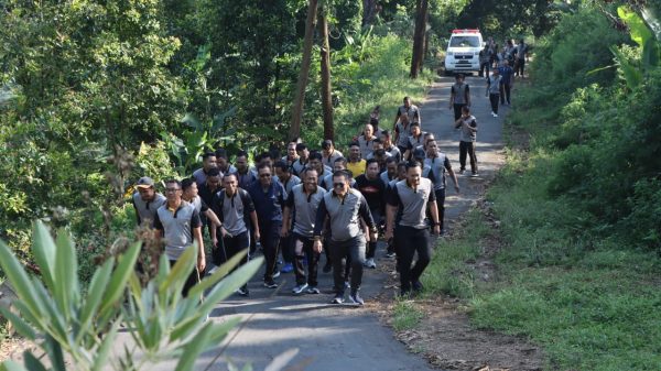 Kapolres Nganjuk Pimpin Jalan Sehat Menuju Bukit Surga, Jalin Kebersamaan di Alam Terbuka