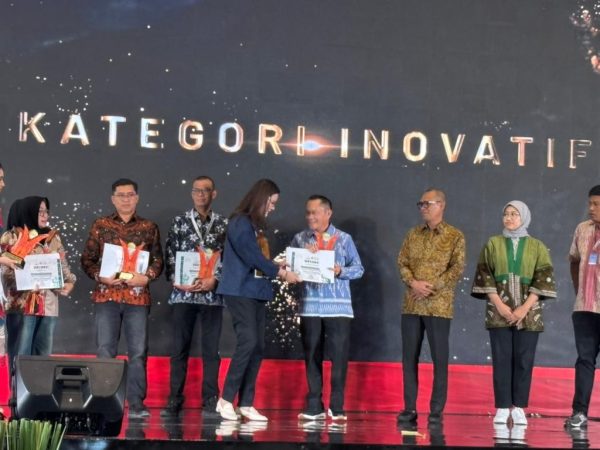 Tanah Bumbu Terima Penghargaan Stand Kategori Inovatif di AOE 2025