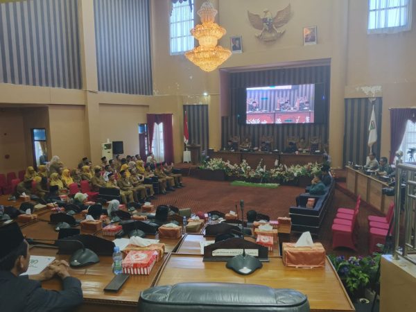 DPRD Tanbu Sampaikan Pemandangan Umum Fraksi Terhadap Raperda Pembentukan Desa