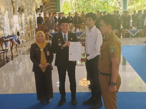 Bupati Tanbu Andi Rudi Latif Serahkan SK PPPK, Dorong Birokrasi Efektif dan ASN Berintegritas