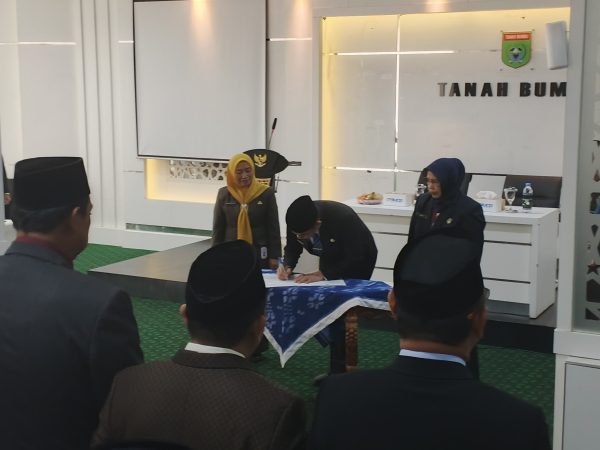 Pemkab Tanbu Tanda Tangani Komitmen Bersama Tindak Lanjut Rekomendasi BPK