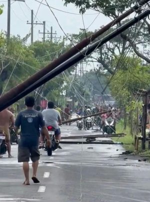 Gerak Cepat Polsek Warujayeng Tangani Dampak Angin Kencang di Tanjunganom