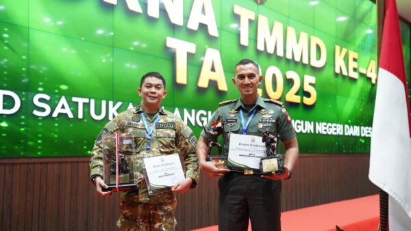 Kolaborasi Sukses! Bupati Tanah Bumbu Dianugerahi Penghargaan KSAD atas Dukungan TMMD, Dandim 1022 Raih Juara Nasional