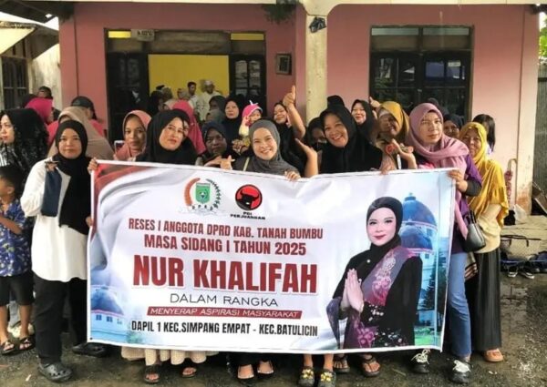 Serap Aspirasi Warga Tungkaran Pangeran, Anggota DPRD Tanbu Ini Beri Bantuan Bak Sampah