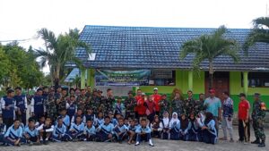 Koramil 1022-05/Karang Bintang Gotong Royong Bersama Masyarakat Bersihkan Sekolah