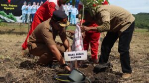 Kapolres Nganjuk Hadiri PWI Nganjuk Green Movement 2025, Tanam 1.000 Pohon Cegah Bencana